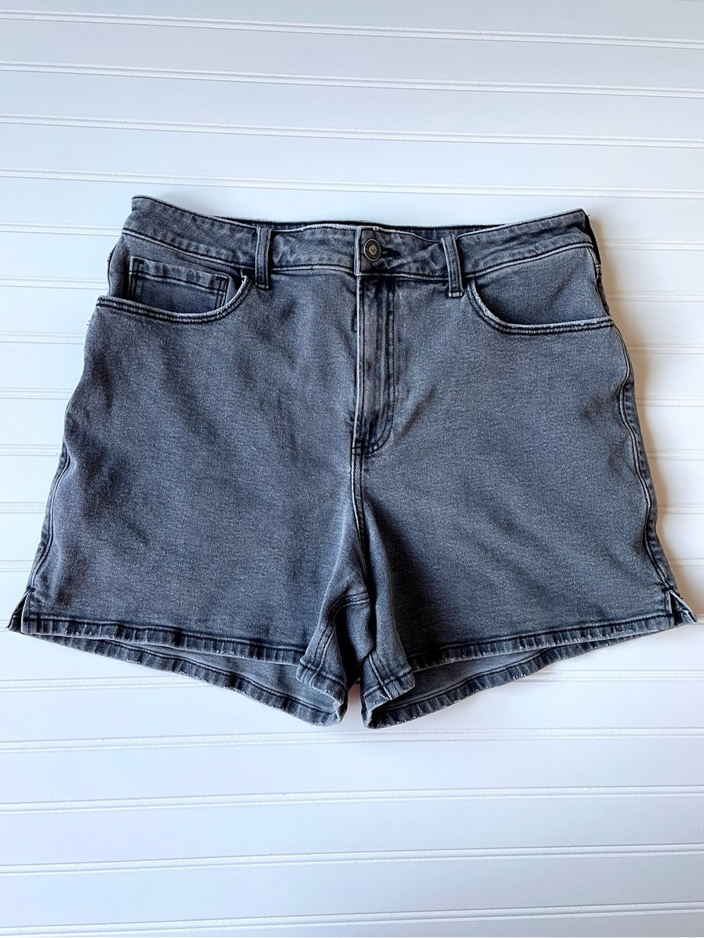Hollister Ultra High-Rise 90s Denim Shorts Size 14/32 Washed Faded Black Grunge
